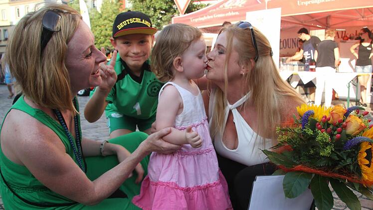 Da standen die Gratulanten Schlange: Elke Engelbrecht gratulierte mit Leon Winkler und Lilli Engelbrecht der glücklichen Gewinnerin. Foto: Sonja Adam