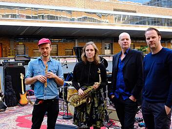 Bambi Davidson stehen auf große Räume und ausgedehnte Songs. Hier im Innenhof des Quelle-Gebäudes (v.l.): Hans Christian Fuss, Sofia Fuss, Rovin van Velzen und Frank Mollena. In dem ehemaligen Versandhandelshaus ist das aktuelle Album "Brunswick" entstanden. Foto: Pelke