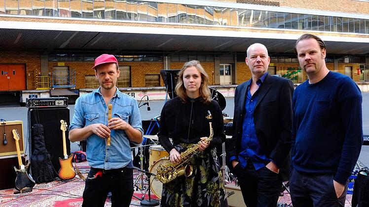 Bambi Davidson stehen auf große Räume und ausgedehnte Songs. Hier im Innenhof des Quelle-Gebäudes (v.l.): Hans Christian Fuss, Sofia Fuss, Rovin van Velzen und Frank Mollena. In dem ehemaligen Versandhandelshaus ist das aktuelle Album "Brunswick" entstanden. Foto: Pelke