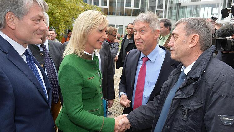Umweltministerin Ulrike Scharf (CSUI) spricht mit Oskar Ebert von "Unser Steigerwald". Links im Bild: Landtagsabgeordneter Heinrich Rudrof (CSU).