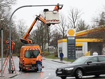 Bei dem Schmuddelwetter haben die Arbeiter keinen einfachen Job. Sie tauschen in der Bamberger Straße in Höchstadt die Ampelanlagen aus. Die alten Ampellichter werden verschrottet. Fotos: Christian Bauriedel