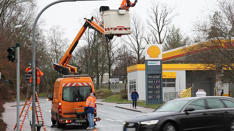 Bei dem Schmuddelwetter haben die Arbeiter keinen einfachen Job. Sie tauschen in der Bamberger Straße in Höchstadt die Ampelanlagen aus. Die alten Ampellichter werden verschrottet. Fotos: Christian Bauriedel