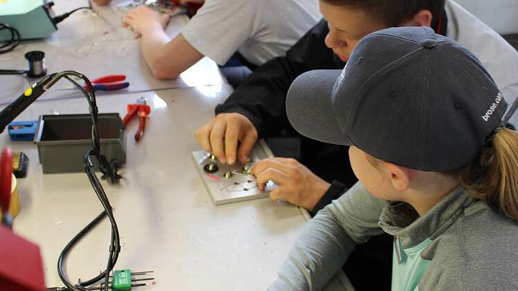 Hier wird am Fuß für die LED-Lampe gearbeitet. Foto: Ulrike Nauer