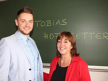 Tobias Hofstetter mit seiner ehemaligen Lehrerin Beate Ehbauer-Dörres.Foto: Evi Seeger