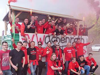 Die Wachenrother um Trainer Alfred Bauer (vorne, 4. von links) ließen es schon nach dem Spiel in Röbersdorf krachen, die offizielle Meister- und Saisonabschlussfeier folgt am kommenden Samstag. Fotos: privat