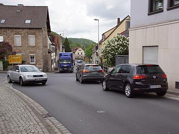 Vor allem für Fußgänger ist die Oskar-Serrand-Straße im Bereich der Einmündung Dr.-Georg-Schäfer-Straße (links) ein neuralgischer Punkt. Ein Bürger bat den Stadtrat, hier nach Lösungsmöglichkeiten zu suchen, nachdem kürzlich ein Fußgänger angefahren wurde.Sabine Weinbeer