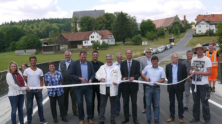 Offizieller Akt: das Band wird gleich durchschnitten.Berthold Köhler