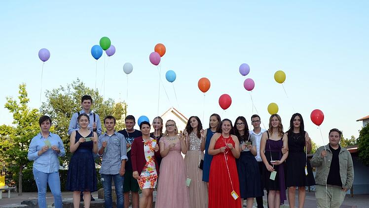 Die Mittelschüler aus Redwitz ließen bei ihrer Abschlussfeier Luftballons mit guten Wünschen für jeden Einzelnen aufsteigen.Thomas Micheel
