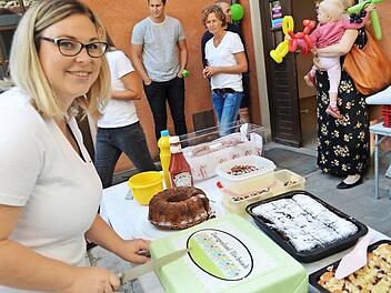 Mit Kaffee, Kuchen und Bratwürsten feierten Inhaberin Luise Tröger (links) und ihre Gäste die Eröffnung des Familien- und Hebammenzentrums.