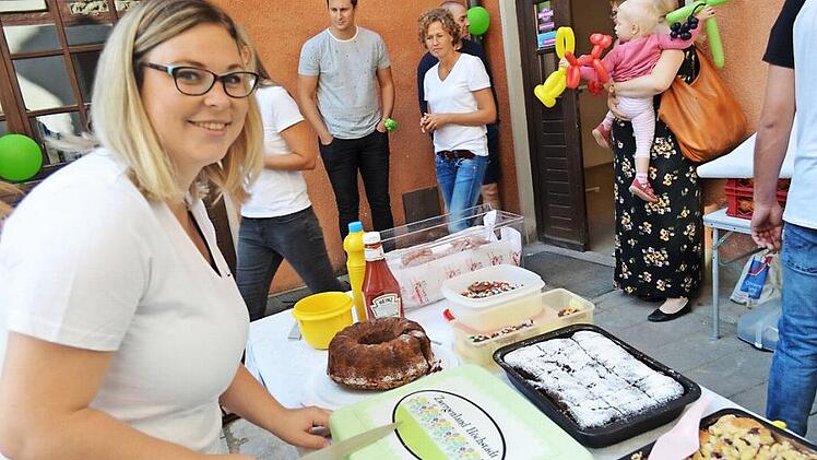 Mit Kaffee, Kuchen und Bratwürsten feierten Inhaberin Luise Tröger (links) und ihre Gäste die Eröffnung des Familien- und Hebammenzentrums.
