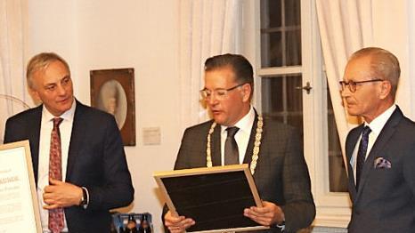 Karsten Fischkal überreichte die Dankurkunden an Fortunato Turcato (l.) und an Kurt Deutschmann (r.). Foto: Johanna Blum
