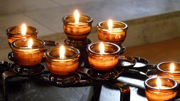 Auch und gerade in der Corona-Krise dürfen Kerzen in den Kirchen angezündet werden.  Foto: Marion Krüger-Hundrup