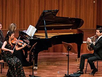 Die Pianistin Kyoko Frank, die Geigerin Megumi Ideka und der Hornist Jonathan Baur beeindruckten das Publikum im Coburger Kongresshaus.