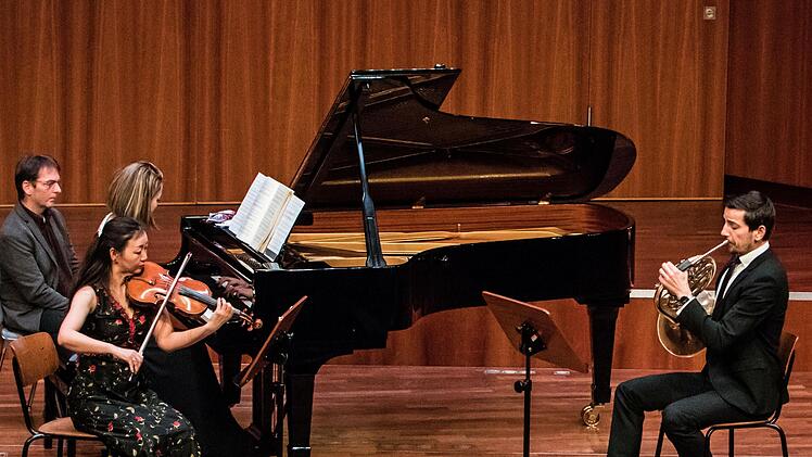 Die Pianistin Kyoko Frank, die Geigerin Megumi Ideka und der Hornist Jonathan Baur beeindruckten das Publikum im Coburger Kongresshaus.