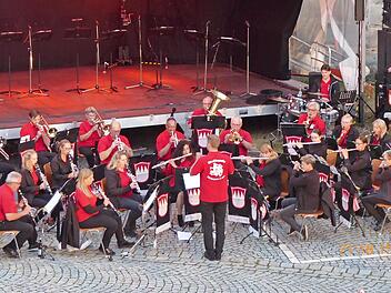 Das Bild zeigt die Stadtkapelle beim Sundowner-Konzert im Schlosshof in Höchstadt.
