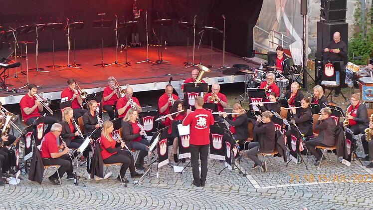 Das Bild zeigt die Stadtkapelle beim Sundowner-Konzert im Schlosshof in Höchstadt.