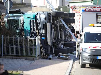 Mitteleschenbach: Betonmischer kippt in Kurve um - Fahrer (59) bei Unfall verletzt