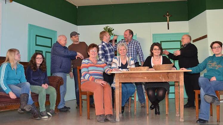 Die Theatergruppe Neuses probt fleißig für die Kriminalkomödie "Mord in Neusich". Gendarm Georg Gänswein, alias Autor Hans Schrepfer (rechts stehend), steht kurz vor der Aufklärung des mysteriösen Mordfalls im idyllischen Flößerdorf. Die Waschweiber (vorne) sorgten für viel Unruhe, die Männer waschen ihre Hände in Unschuld. (Vorne, von links, sitzend): Anja Schrepfer, Alexandra Kempf, Rosi Popp, Christine Böhm, Susanne Hetz, Ulrike Richter; (stehend, von links): Hans Richter, Martin Rademache...