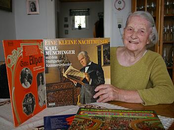 Sie wusste stets, welcher Star bei welcher Plattenfirma unter Vertrag war und welche Platte er aufgenommen hatte. Heute hat die 93-jährige Hermine Jacubczyk nur noch wenige Scheiben zuhause. Musik hört sie aber nach wie vor sehr gerne. Foto: Tom Müller