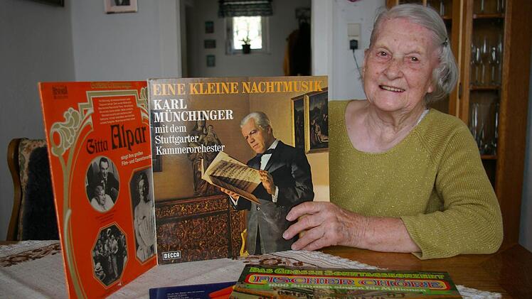 Sie wusste stets, welcher Star bei welcher Plattenfirma unter Vertrag war und welche Platte er aufgenommen hatte. Heute hat die 93-jährige Hermine Jacubczyk nur noch wenige Scheiben zuhause. Musik hört sie aber nach wie vor sehr gerne. Foto: Tom Müller