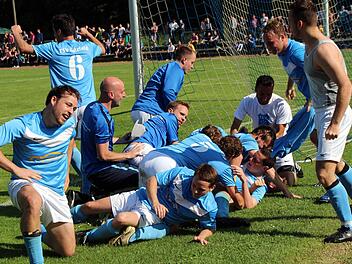 Nach dem 2:1-Siegtreffer wird Sulzfelds Schütze Johannes Hörlin von seinen Mannschaftskameraden fast erdrückt. Foto: Thomas