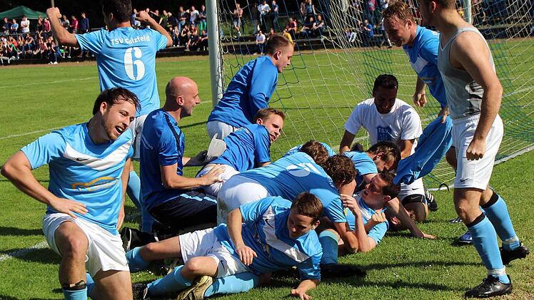 Nach dem 2:1-Siegtreffer wird Sulzfelds Schütze Johannes Hörlin von seinen Mannschaftskameraden fast erdrückt. Foto: Thomas