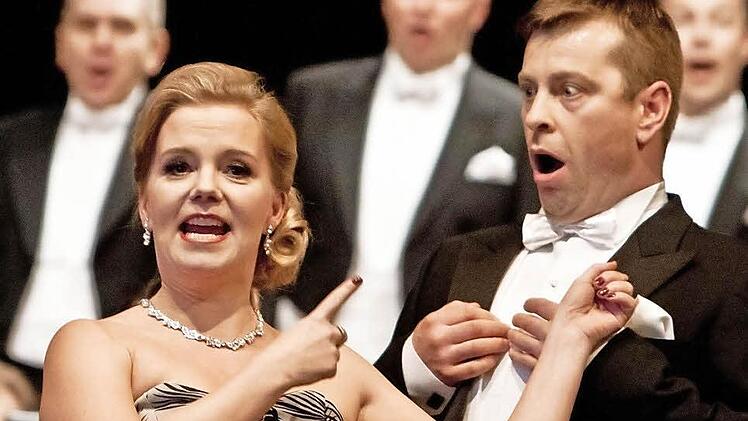 Einen vergnüglichen Ausblick auf die anstehende Premiere der "Lustigen Witwe" bot die konzertante Silvester-Gala im Kongresshaus (Szene mit Sofia Kallio als Hanna Glawari und Karsten Münster als Raoul de St. Brioche). Fotos: Jochen Berger