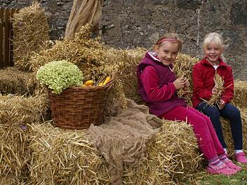 Nadja und Sarah hatten beim ersten Herbstmarkt vor zwei Jahren auf den Strohsofas Platz genommen. Archivbilder: privat