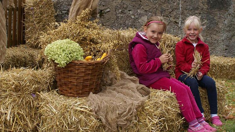 Nadja und Sarah hatten beim ersten Herbstmarkt vor zwei Jahren auf den Strohsofas Platz genommen. Archivbilder: privat
