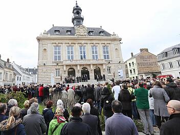 Vernon Frankreich: Rund 250 Bürger haben am Montagmittag auf dem Rathausplatz der Opfer der Terroranschläge von Paris gedacht. Foto: Sylvain Bachelot