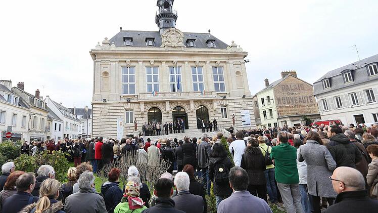 Vernon Frankreich: Rund 250 Bürger haben am Montagmittag auf dem Rathausplatz der Opfer der Terroranschläge von Paris gedacht. Foto: Sylvain Bachelot