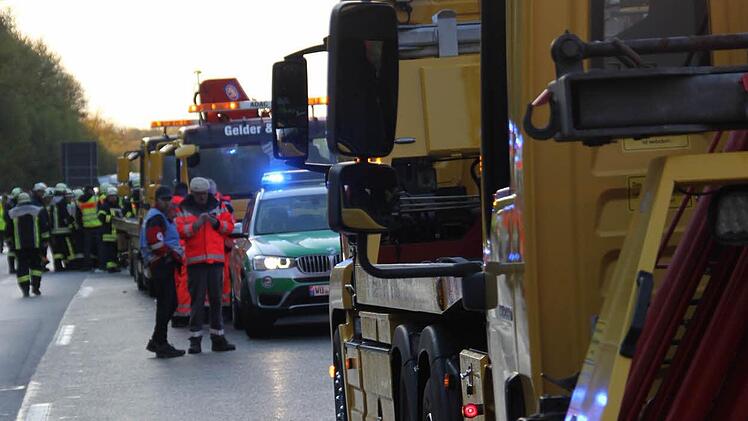 Die Abschleppwagen warten auf die Freigabe zur Bergung der Pkw.