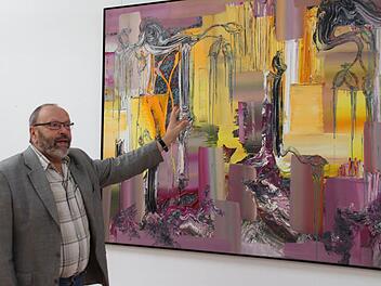 Joachim Goslar, Vorsitzender des Kunstvereins, ist stolz, die Werke Dietmar Brixys In Coburg präsentieren zu können.Foto: Nelly Ritz