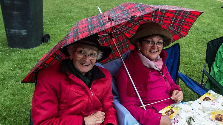 Kunstvernuss unter dem Regenschirm: Impressionen vom Coburger Klassik-Open-Air im Rosengarten mit dem Philharmonischen Orchester des LandestheatersFoto: Jochen Berger