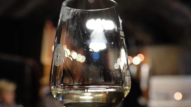 Im Weinkeller des Roten Schlosses waren die Gläser mit dem Silvaner-Wein schon gefüllt. Gerd Schaar