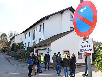 Die Mitglieder des Bausenates diskutieren, wie gesichert werden kann, dass Feuerwehr und Müllautos in den Mühlweg kommen. Foto: Rainer Lutz