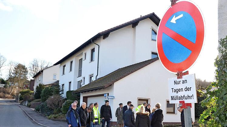 Die Mitglieder des Bausenates diskutieren, wie gesichert werden kann, dass Feuerwehr und Müllautos in den Mühlweg kommen. Foto: Rainer Lutz