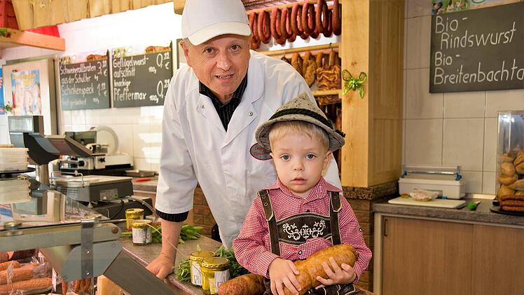 Metzgermeister Richard Kleinhenz (66), hier mit seinem Enkel, produziert seit zehn Jahren Bio-Fleischwaren. Seine Familie  hat die einzige Bio-Metzgerei in der Rhön. Foto: Susanne Casper-Zielonka