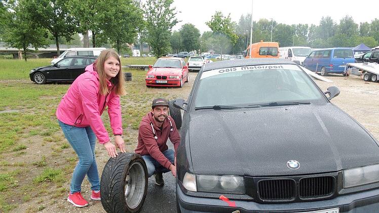 Eva Sapper und Florian Nagel aus Röttenbach beim Reifenwechsel  ihres BMW