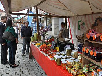 Landrat Hermann Ulm und Bürgermeisterin Christiane Meyer  informieren sich über regionale Produkte. Foto: Carmen Schwind