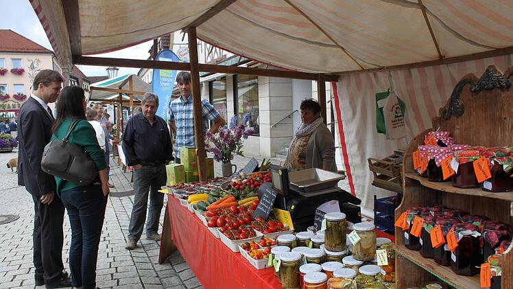 Landrat Hermann Ulm und Bürgermeisterin Christiane Meyer  informieren sich über regionale Produkte. Foto: Carmen Schwind