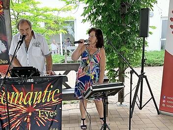 Das Duo „Romantic Eyes“, bestehend aus Günter Bauer und Lorena Lenz, erfreute die Bewohner und das Personal des ASB-Seniorenzentrums in Rothenkirchen.