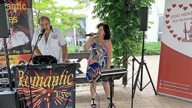 Das Duo „Romantic Eyes“, bestehend aus Günter Bauer und Lorena Lenz, erfreute die Bewohner und das Personal des ASB-Seniorenzentrums in Rothenkirchen.