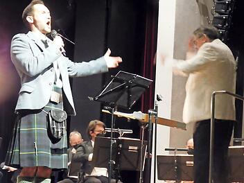 Sie waren die Protagonisten des Abends: Bariton Marian Müller im Kilt und Dirigent Russell Harris