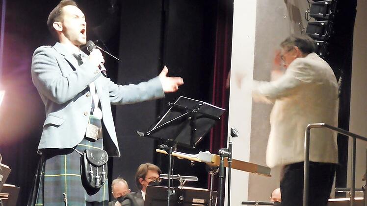 Sie waren die Protagonisten des Abends: Bariton Marian Müller im Kilt und Dirigent Russell Harris