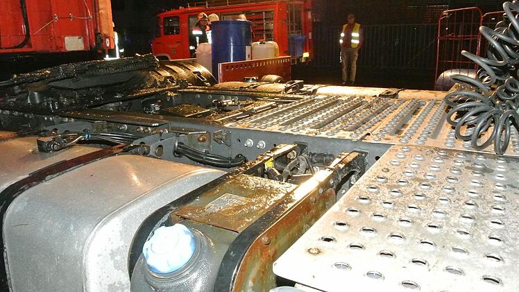 Die Doppeltank-Anlage der Zugmaschine war bei dem Unfall bei Wohnau offensichtlich beschädigt worden. Foto: Brigitte Krause