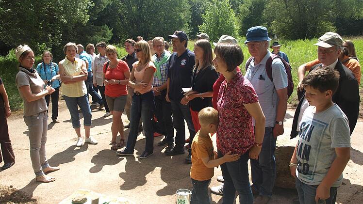 Geonautin Nicole Wirl machte bei einem Rundgang die Teilnehmer der Eröffnungsfeier vor allem mit dem Leben und Schaffen von John Bauer vertraut.