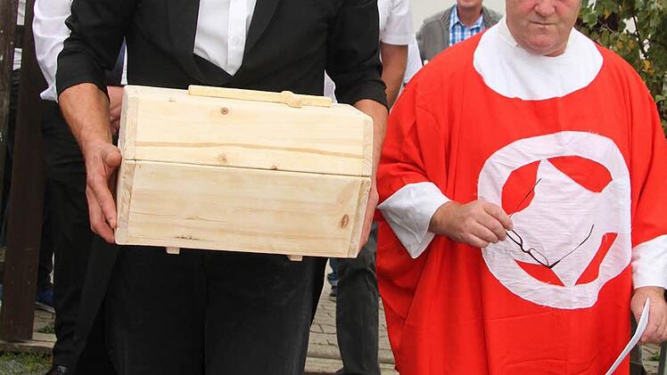 ...und der falsche Leichenbestatter (Thomas Kremer): Die Kerwa ist ausgegraben.