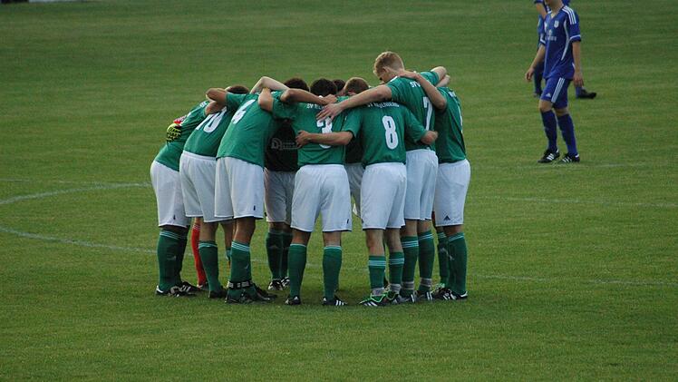Szene aus dem Eröffnungsspiel zwischen dem SV Riedenberg (grünes Trikot) und dem TSV Münnerstadt (3:1). Foto: Sebastian Schmitt