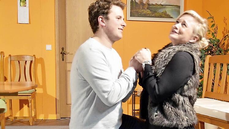 Oliver Hillenbrand und Ramona Pal sind die Neuen der Haarder Theatergruppe. Beim diesjährigen Stück dürfen sich die beiden ineinander verlieben, schwören sich bei dieser Szene ewige Treue. Fotos: Kathrin Kupka-Hahn